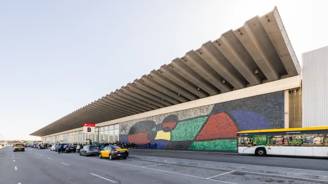 Fachada de la terminal T2B de Barcelona-El Prat, con el rótulo B y el mural de colores