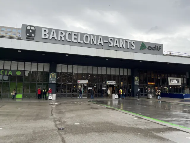 Entrada de la estación con el rótulo Barcelona-Sants sobre la fachada