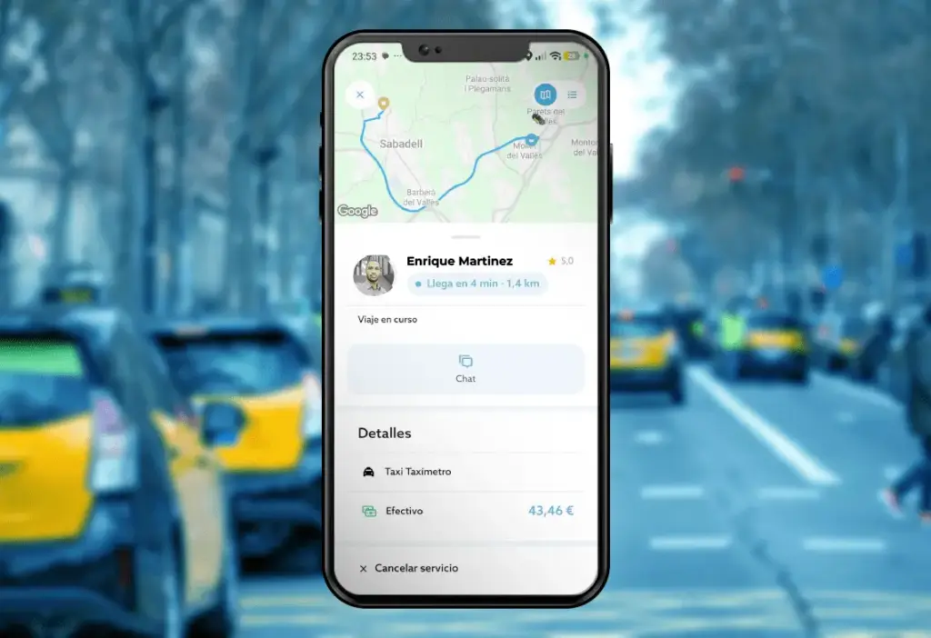 Detalle de un viaje de TaxiBlau con mapa, datos del conductor, estimación de llegada y acceso al chat.