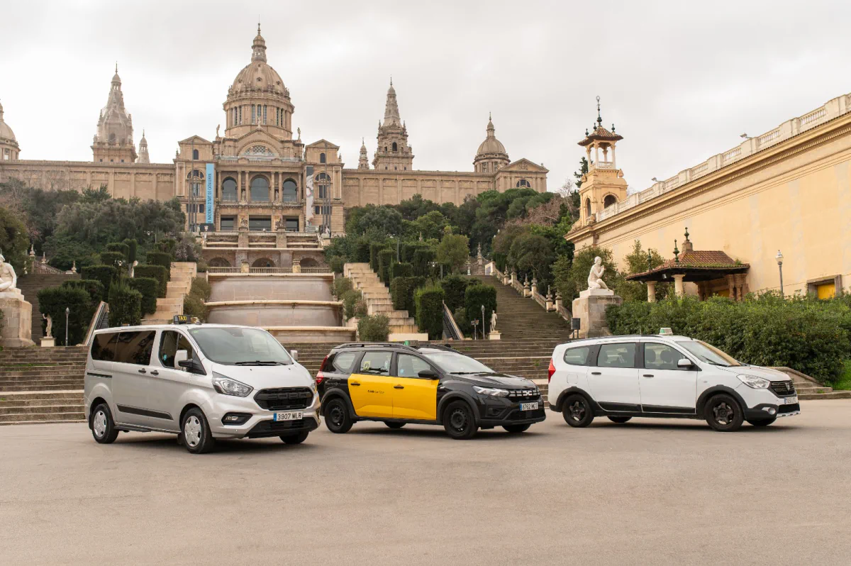 Tres taxis estacionados frente al Palau Nacional de Montjuïc.
